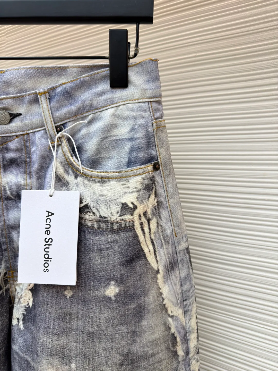 Acne Studios Destroy Illusion Print Jeans ●Item No.: 1681535-A85 ●Material: Denim Fabric ●Technology: 3D Printing ●Color: Distressed Blue ●Version: Loose Fit ●Weight: About 700g ●Size: XS-S-M-L-XL-XXL ●Description: The denim damage texture and knife damage on the surface are all presented by the printing process, which is very realistic. It is printed using customized 360G pure cotton off-white pique cloth. The fabric is delicate and red, with seasonal trompe l'oeil visual printing. Inkjet pigments and dirty mineral tones are used, and the layout is laser cut. Each piece is separated efficiently and accurately, and is then hand-ironed, cut and sewn. The waist and trousers pattern data are synchronized and restored to be consistent. The overall pattern fits the Asian figure better than the previous baggy, with just the right foot circumference but not easy to step on the heel. The 3D cold transfer printing process is used to ensure that the denim fabric is It has the same texture and feel as traditional denim. We use 3D printing technology to restore the original color saturation and accurately control the thickness and texture of the denim fabric. We use an advanced 3D printer to print the denim fabric layer by layer until the entire part is completed. Each piece is cut into high-definition pieces using laser cutting through typesetting. Accurate separation, after ironing, cutting, sewing and other processes, the parts are assembled into a complete denim item. The whole piece is cut and then accurately printed and sewn on each side. Every part is accurate to the millimeter level. The overall line of the landmark product is straight and delicate, the fabric is comfortable and soft, and the color is consistent without color difference. It can be matched with the same style to create a fashionable look, and can be used in various occasions. Customized accessories, complete with three standards, same style for men and women!